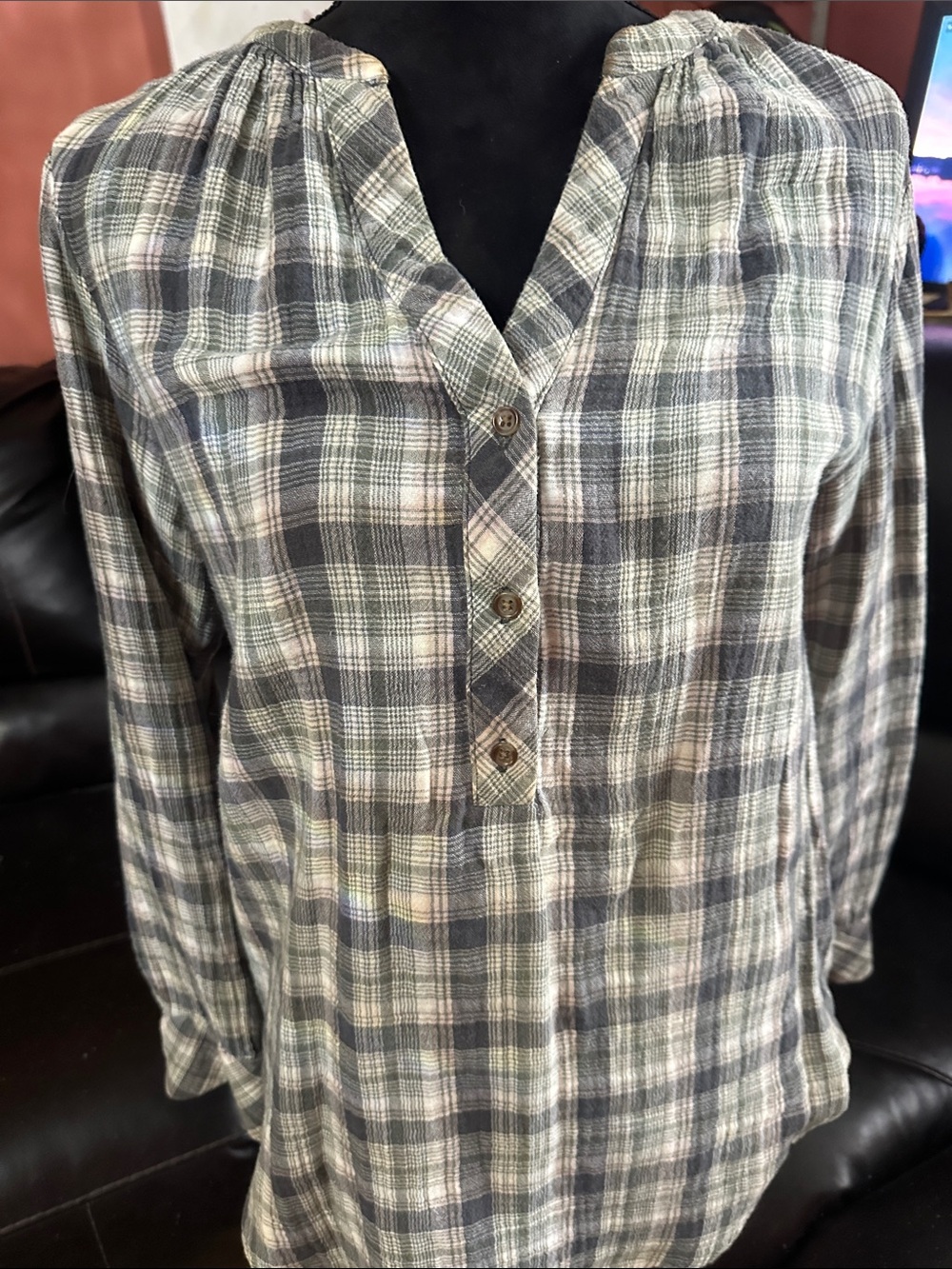 Universal Thread Plaid Button Henley Top in Gray and Cream